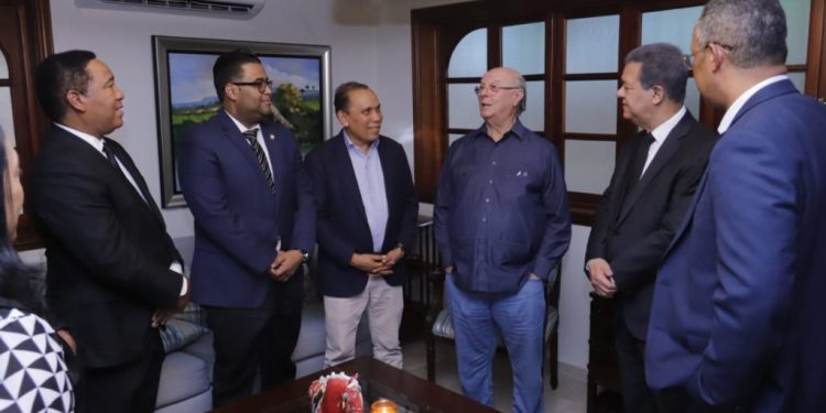 Leonel Fernández gira visita a Hipolito Mejía tras muerte de su esposa Rosa