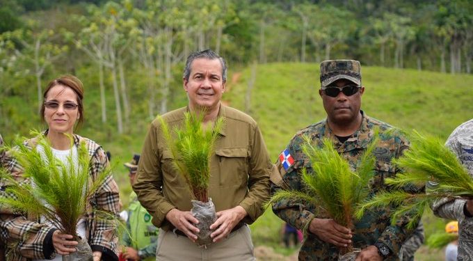 Medio Ambiente y las Fuerzas Armadas realizan jornada de reforestación para restaurar la cuenca del río Ozama