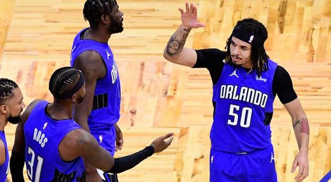 El Magic sorprende a los Warriors de Curry, Antetokounmpo comanda triunfo Bucks