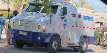 Roban alta suma de dinero a camión de valores en plaza comercial