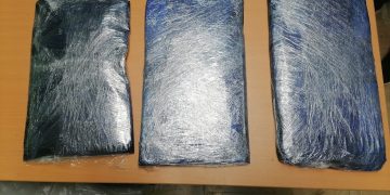 Detienen extranjera con tres paquetes presumiblemente de cocaína