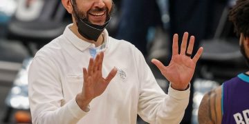 Hornets despiden al entrenador en jefe Borrego