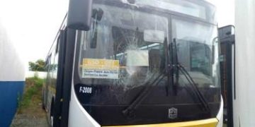 Vuelven atacar a pedradas corredor de la Charles de Gaulle