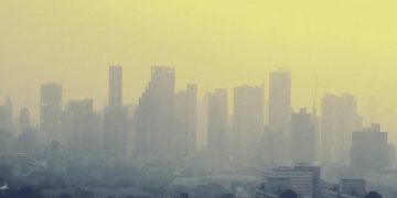 Alerta la OMS: casi todo el planeta respira aire contaminado