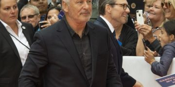 Multan a los productores del rodaje en el que Baldwin mató a Hutchins