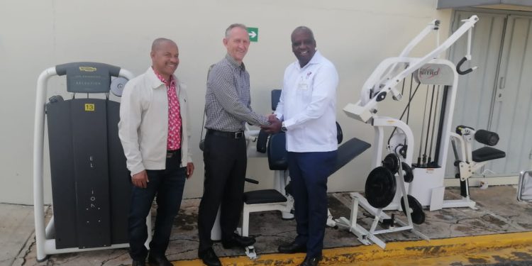 Colegio Carol Morgan hace importante donativo a la Federación de Atletismo