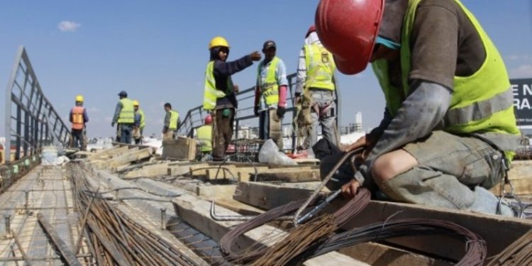 Anuncian aumento de 24% para los trabajadores de la construcción