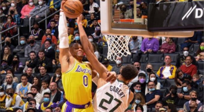 Lakers caen y vuelven a salir de los puestos de un ‘play-in’, Antetokounmpo anota 44 en brillante noche