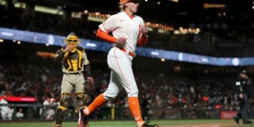 Alyssa Nakken hace historia como coach de primera base con San Francisco