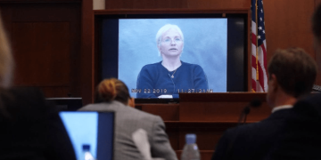 Johnny Depp era celoso y controlador, dice actriz Ellen Barkin