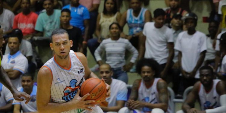 Manuel Guzmán anota canasta ganadora para los Titanes, Leones derrotan a Marineros