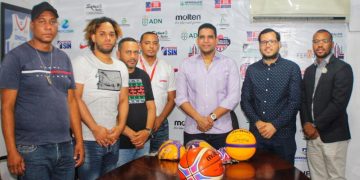 Rafael Uribe entrega utilería a comunitarios del sector La Zurza