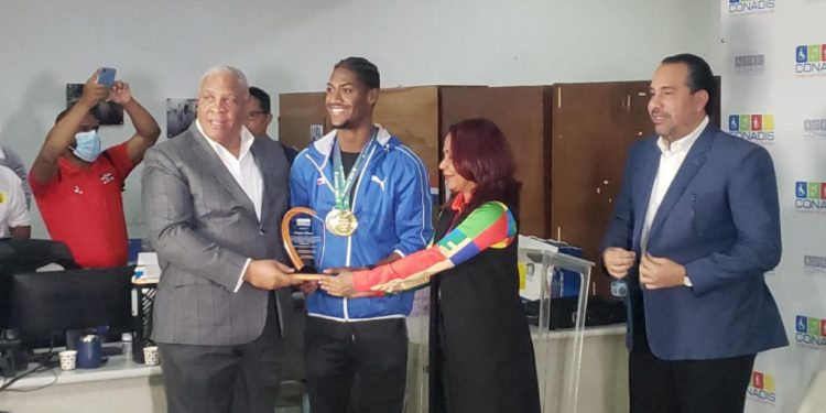 Reconocen desempeño de atletas paralímpicos Christopher Melenciano y Geraldo Castro