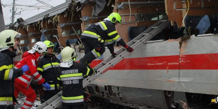 Un muerto y más de una decena de heridos en accidente de tren en Austria
