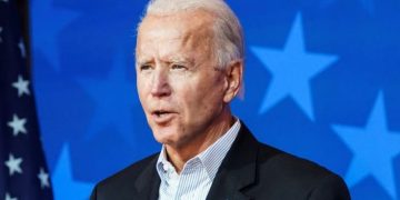 Biden ordena ondear banderas a media asta por el tiroteo en escuela de Texas