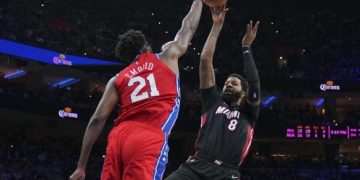 Harden y Embiid cargan con triunfo Filadelfia, Dallas aprovecha mal día de Chris Paul