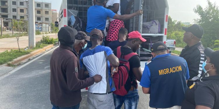 Migración detiene 385 indocumentados haitianos en Ciudad Juan Bosch