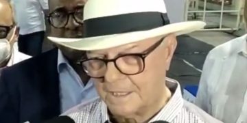 Hipólito ejerce su derecho al voto en convención de Delegados PRM