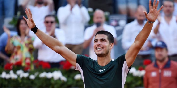 Alcaraz vence a Djokovic y es el finalista más joven en la historia del Madrid Open