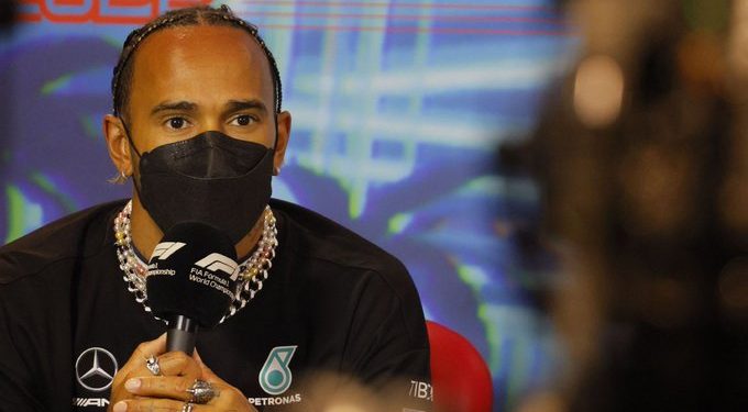 Lewis Hamilton recrimina a la FIA por prohibir la joyería en la Fórmula 1
