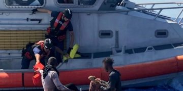 Once migrantes murieron y 38 fueron rescatados al naufragar embarcación en PR