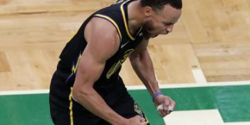 Curry anota 43 para vencer a Boston y Warriors empatan 2-2 en Final de la NBA
