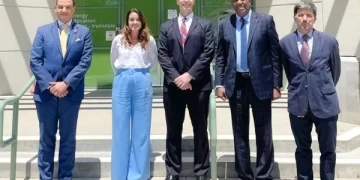Ministro de Energía visita empresa que promueve uso de energía limpia en California