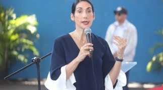 Arbaje llama a padres unir esfuerzos para evitar contenidos inadecuados afecten la educación de sus hijos