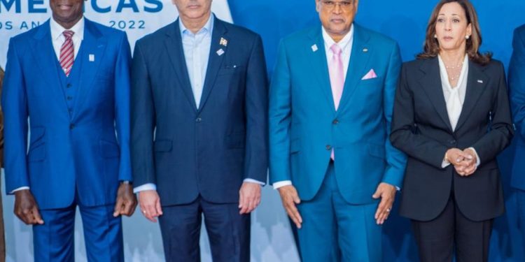 Abinader se reúne con la vicepresidenta estadounidense Kamalah Harris en Cumbre de las Américas