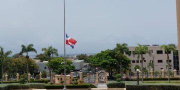 Bandera Nacional ondea a media asta tras decreto 298-22