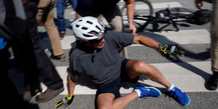 Joe Biden se cae de una bicicleta durante un paseo cerca de la playa