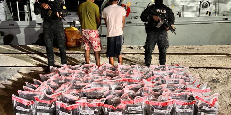 Interceptan lancha con 481 paquetes presumiblemente de cocaína