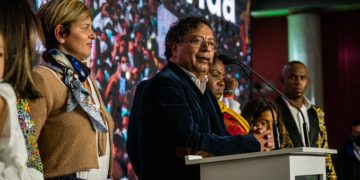 Colombianos celebran triunfo de su nuevo presidente Gustavo Petro