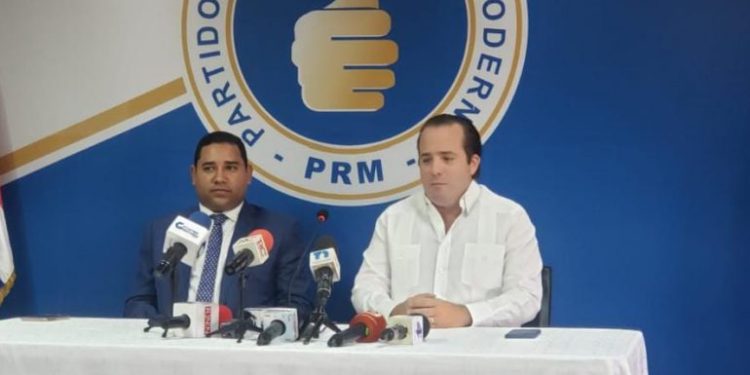 PRM juramenta a Jaimito Santana, ex miembro Comité Central del PLD