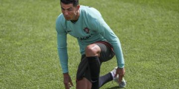 Ronaldo distendido en último entrenamiento de Portugal previo al duelo contra España