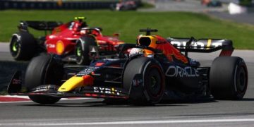 Max Verstappen resistió los embates de Carlos Sainz y se llevó la victoria