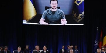 Presidente Ucrania pide a la OTAN artillería moderna y apoyo financiero