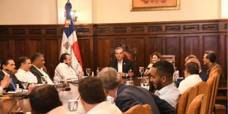 Abinader se reúne con funcionarios en Palacio Nacional