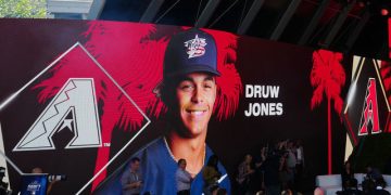 Jones se lesiona el hombro durante la primera práctica de bateo