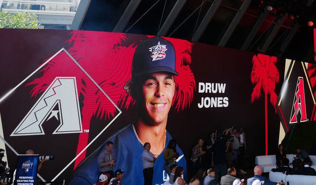 Jones se lesiona el hombro durante la primera práctica de bateo