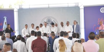 Abinader y Arnaud dejan inaugurada planta de aguas residuales en Baní