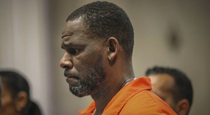 R. Kelly sigue bajo vigilancia de suicidio en la prisión tras su condena