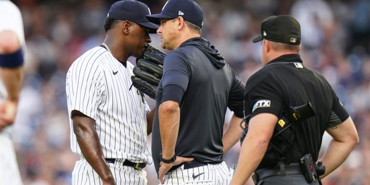 Severino deja salida ante Rojos por molestias en el hombro