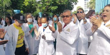 Médicos marchan hacia el Palacio Nacional en reclamo de mejoras