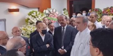 Abinader y Medina se juntan en velatorio madre de Temo Montás, en San Cristóbal