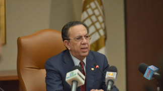 Presidente Abinader ratifica a Héctor Valdez Albizu como gobernador del Banco Central