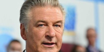 FBI concluye que Baldwin apretó el gatillo de la pistola que mató a Hutchins