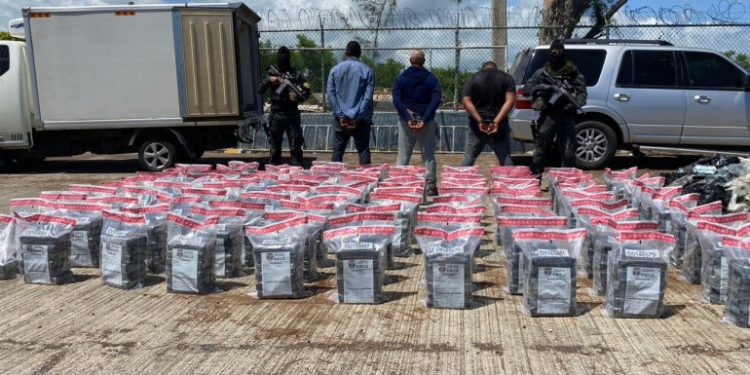 Ocupan lancha con 590 paquetes de presunta cocaína y arrestan a tres personas