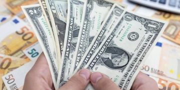 El euro vuelve caer por debajo del dólar