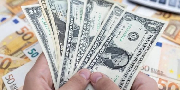 El euro vuelve caer por debajo del dólar